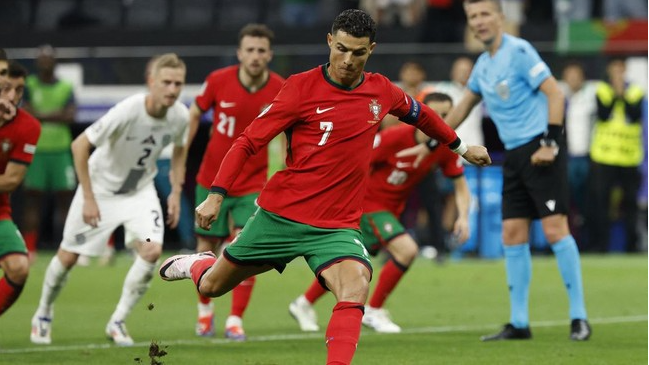 Cristiano-Ronaldo-saat-mengeksekusi-tendangan-penalti-melawan-Slovenia-di-Euro-2024